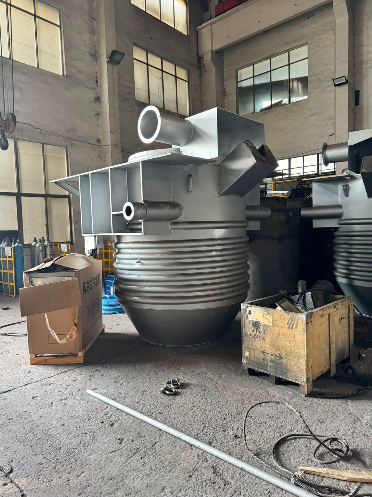 Equipamento industrial em fabricação, planta parceira na China