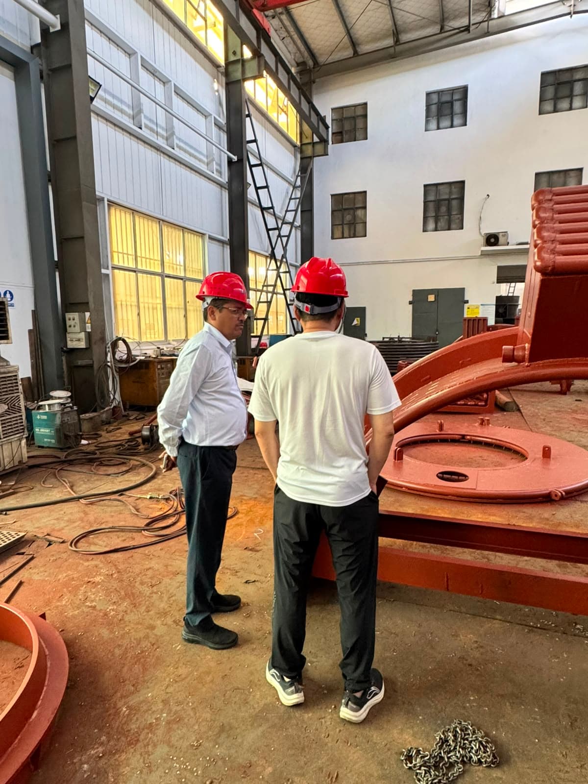 Inspeção técnica de equipamento fundido em fábrica na China