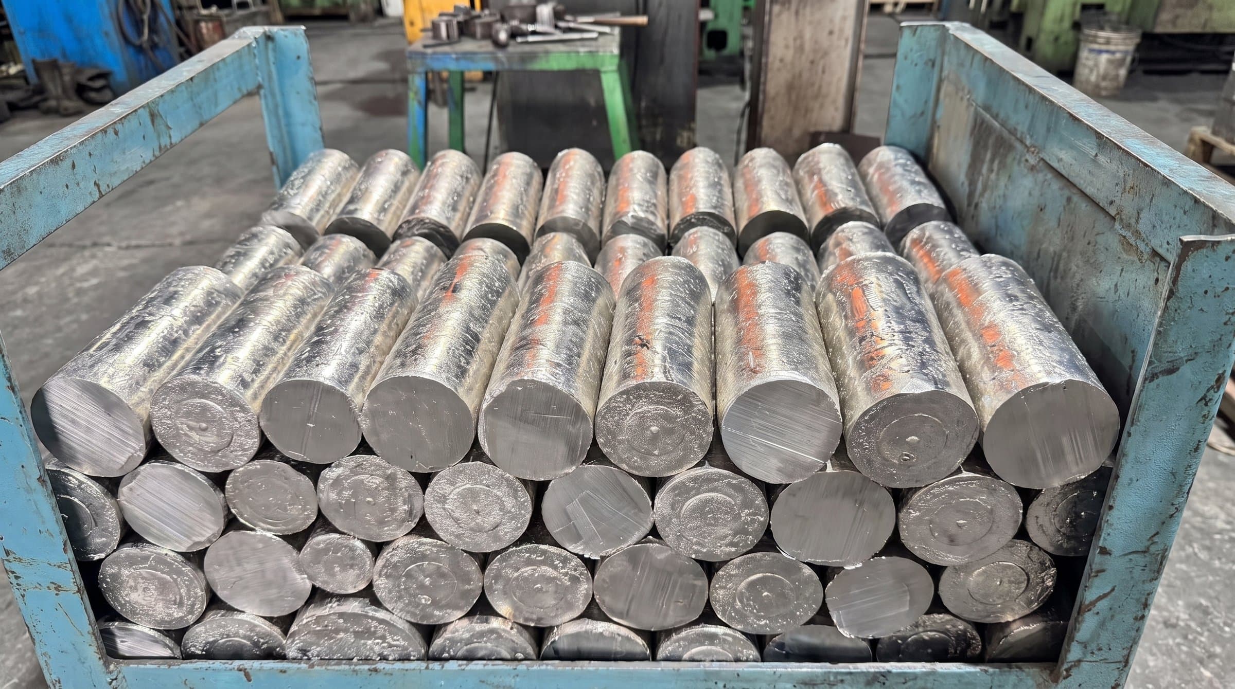 Barras de metal não ferroso recém-processadas