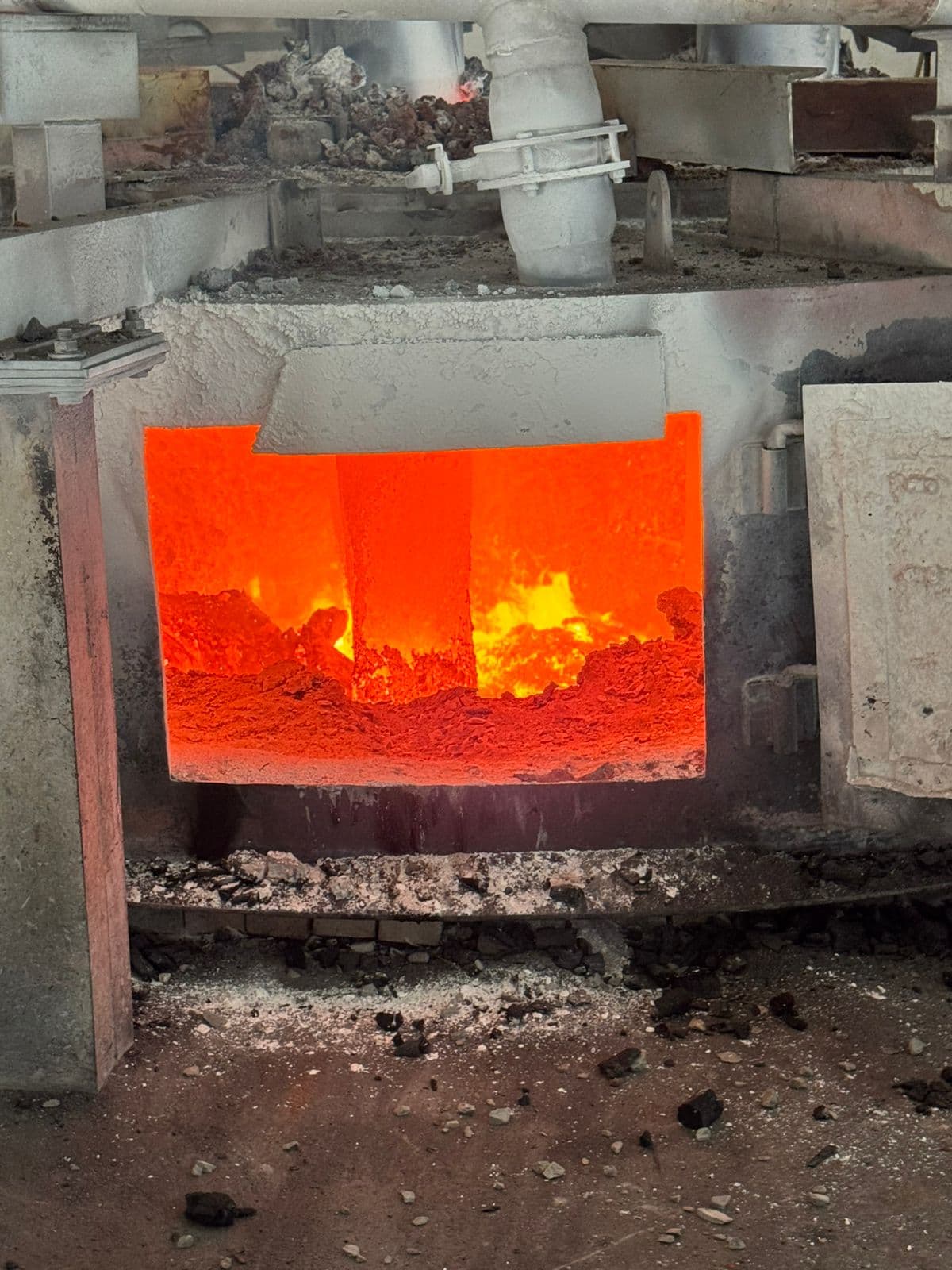 Fundição de estanho em operação, com metal incandescente sendo processado